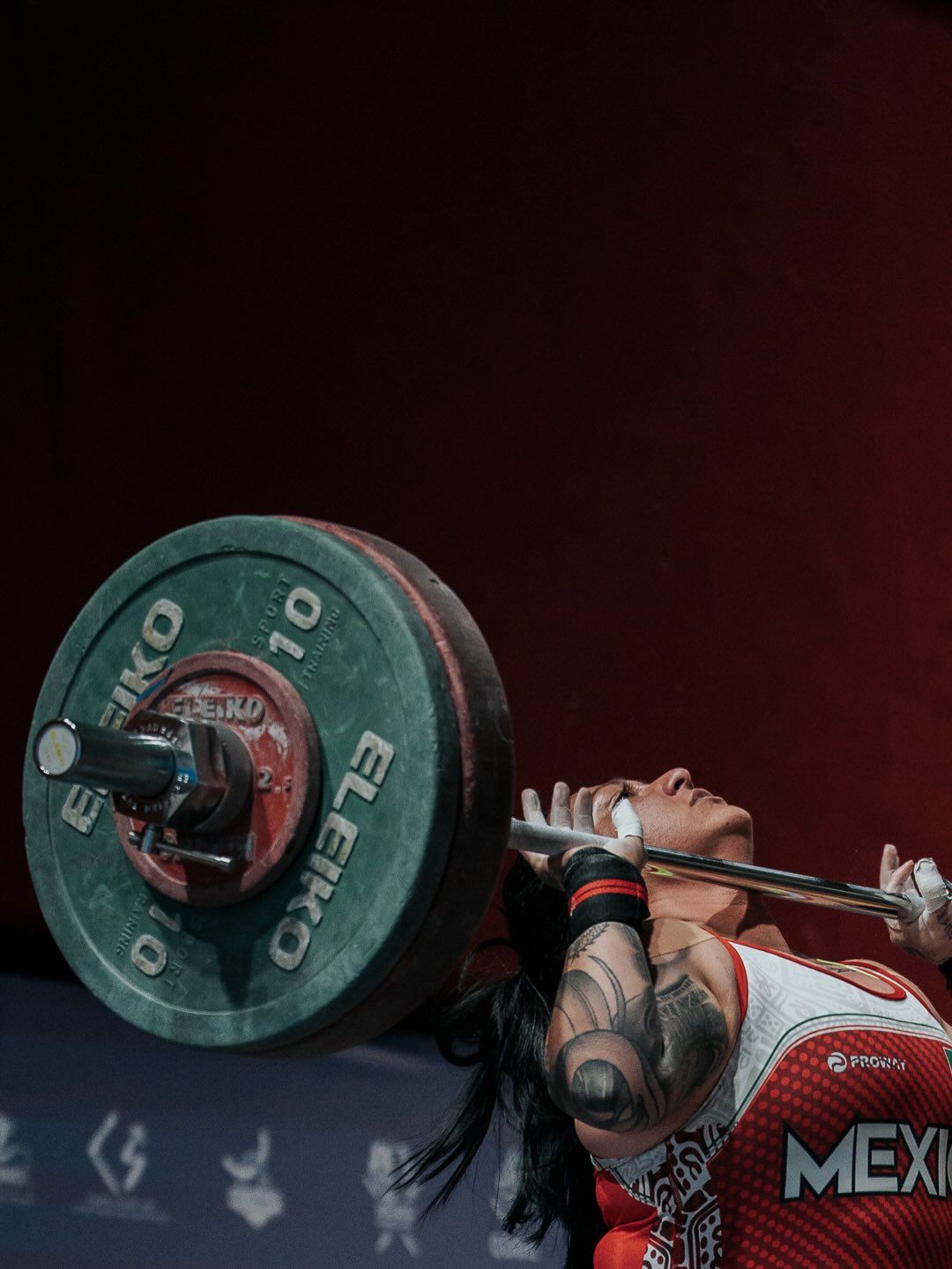 Atleta mexicana de halterofilia en competencia